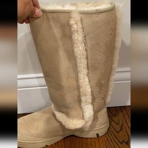 Boots UGG fully lined Size 8 Tan.  I know it's Spring/Summer, Xmas/b-day gift
